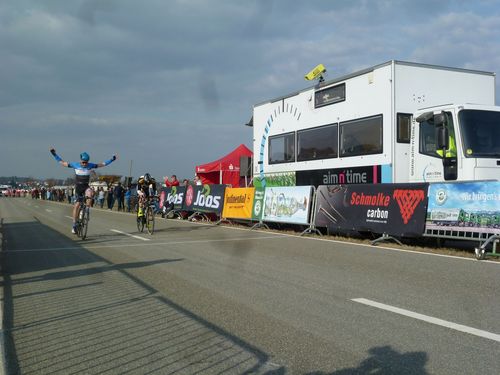 Laurin Winter siegt solo in der Finaletappe im Schmolke-Carbon-Cup in Pfullendorf